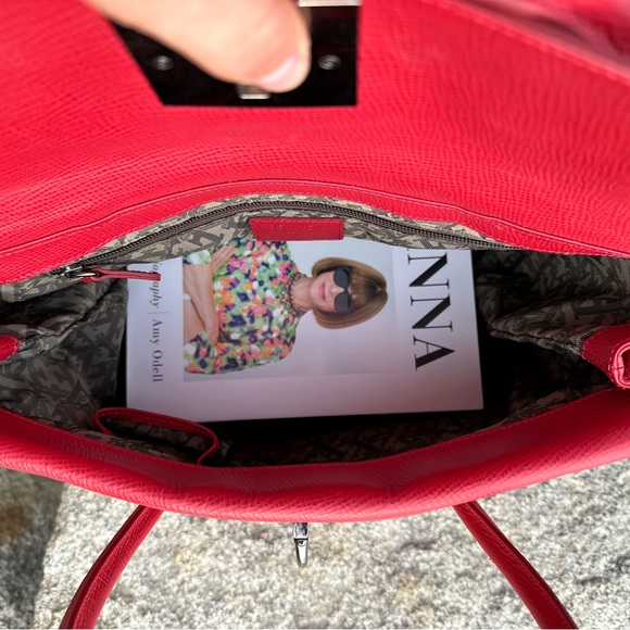 Bright red Escada bag. - Picture 5 of 6